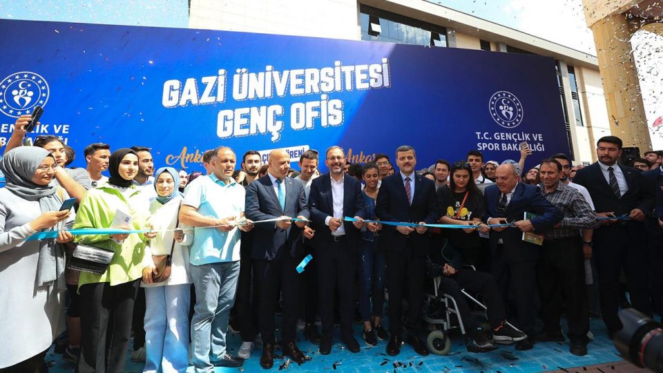 Bakan Kasapoğlu Gazi Üniversitesi Genç Ofisi’nin açılış törenine katıldı