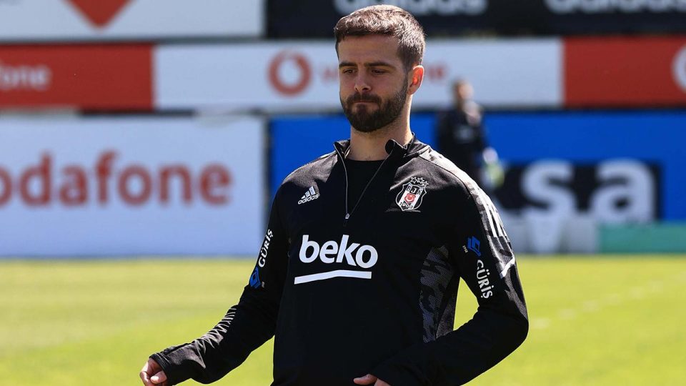 Beşiktaş’a iki futbolcudan kötü haber