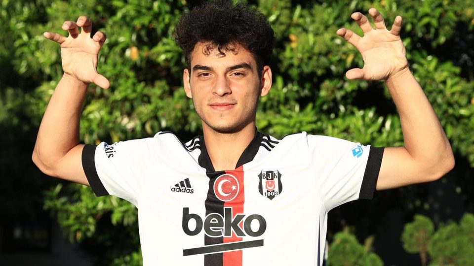 Beşikta’tan Aytuğ Batur Kömeç’e profesyonel sözleşme