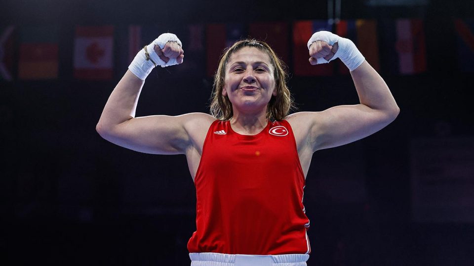 Bir dünya şampiyonluğu da Şennur Demir’den