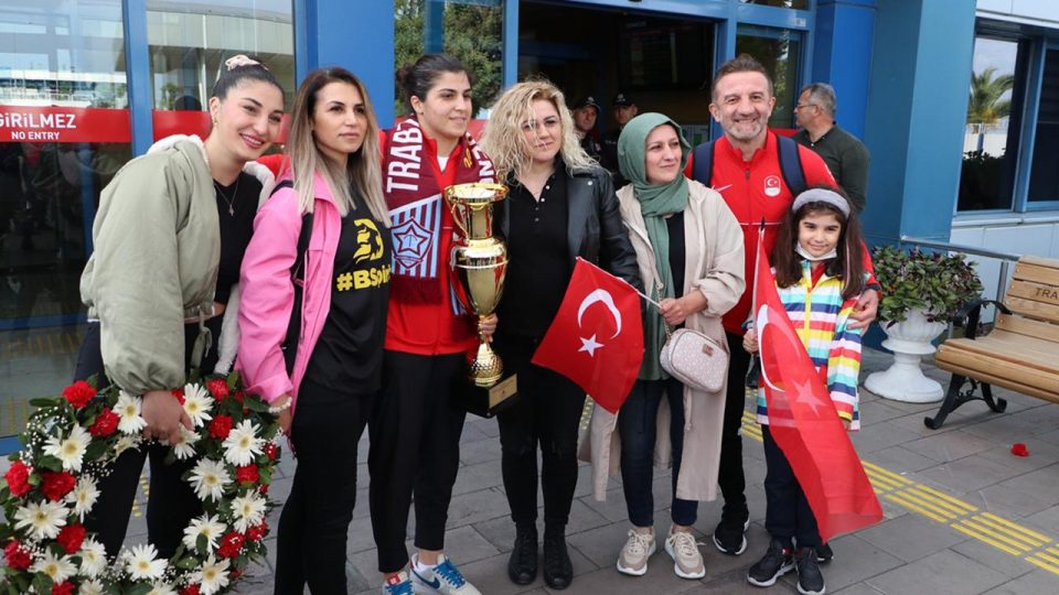 Busenaz Sürmeneli Trabzon’da coşkuyla karşılandı
