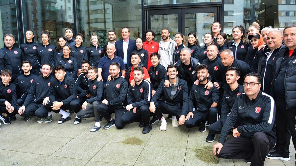 Cenk Tosun’dan milli tekvandoculara moral ziyareti