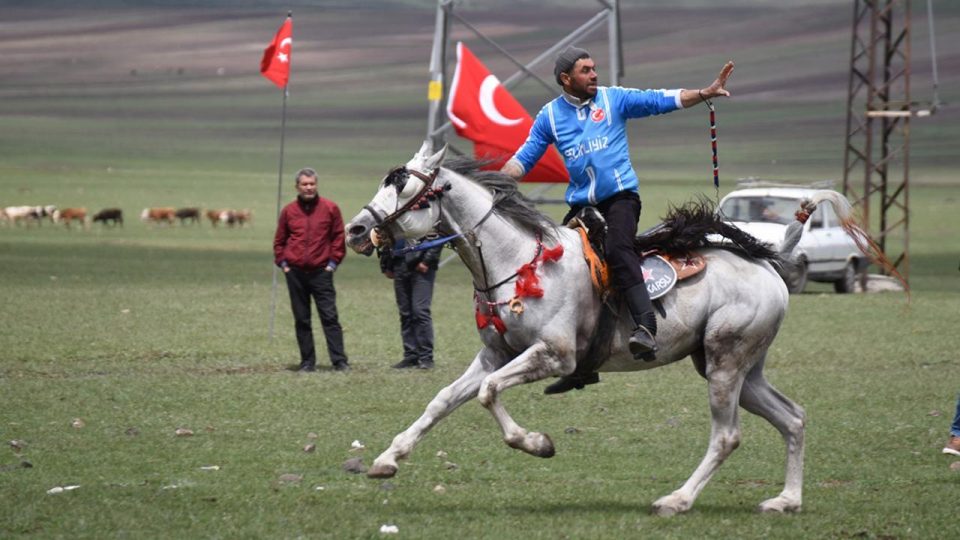 Ciritçiler bu kez yeşil ovada at koşturdu