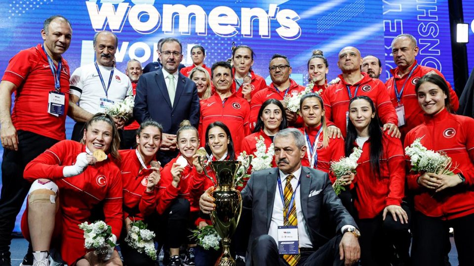 Kadın Milli Boks Takımı kupasını aldı