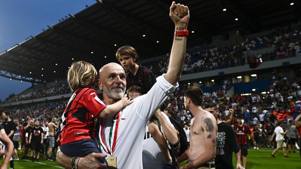Milan teknik direktörü şampiyonluk madalyasını çaldırdı