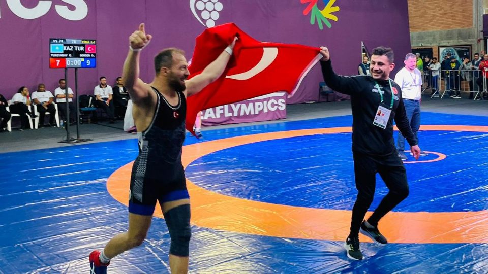 Milli güreşçi Oğuz Dönder’den altın madalya
