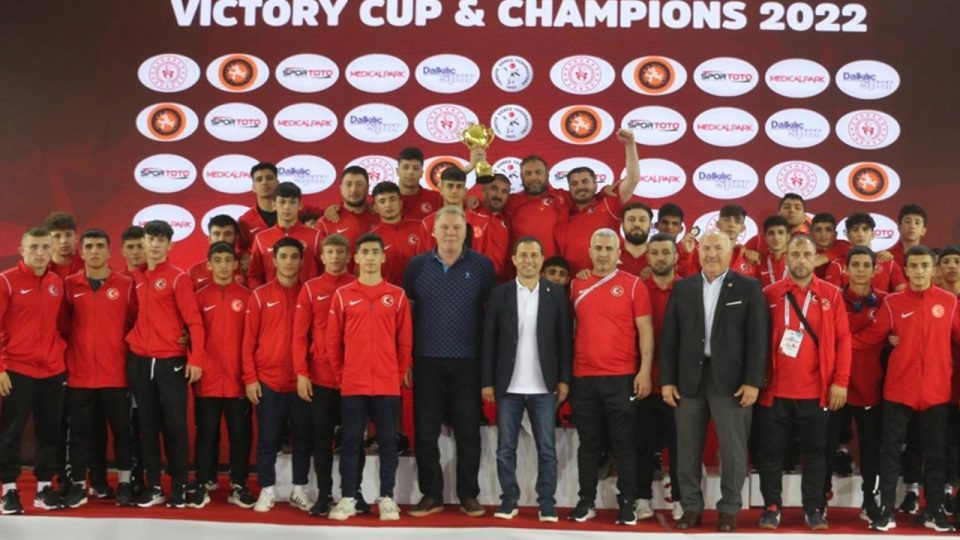 Milli güreşçiler Zafer Kupası’nda şampiyon oldu