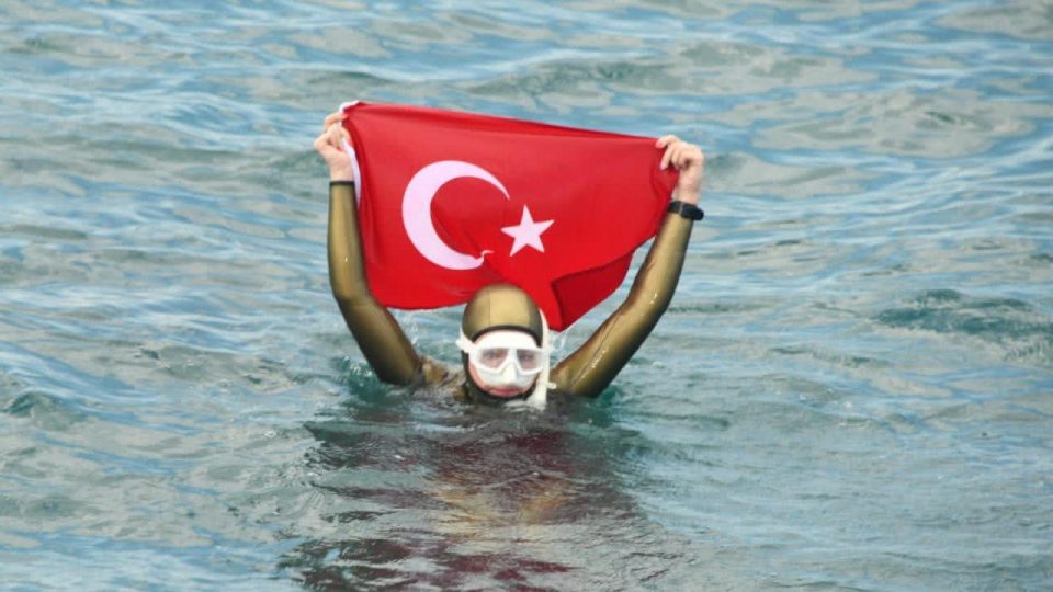 Milli sporcu Birgül Erken’den “Ata’ya saygı dalışı”