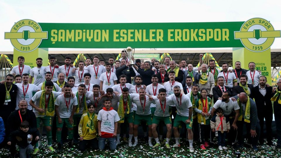TFF 2. Lig’e yükselen Esenler Erokspor şampiyonluğunu kutladı