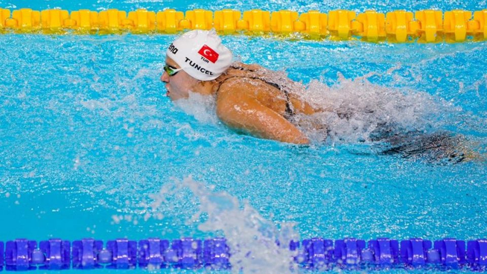 Milli yüzücü Merve Tuncel’den altın madalya