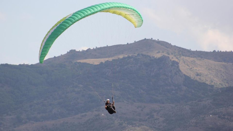 Afyonkarahisar’da yamaç paraşütü pilotları “Büyük Taarruz” için havalandı