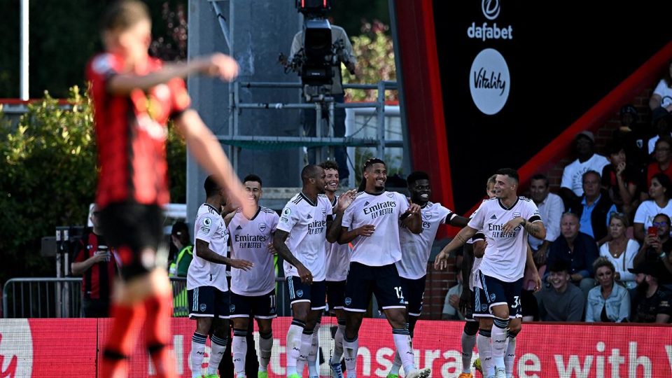 Arsenal üç puanı üç golle aldı