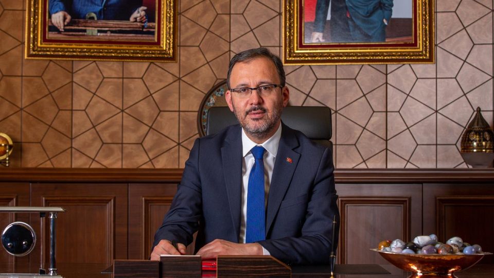 Bakan Kasapoğlu milli yelkenci Artun Şenol’u tebrik etti