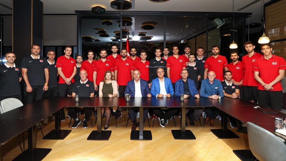 Dışişleri Bakanı Çavuşoğlu, Slovenya’da A Milli Erkek Voleybol Takımı’nı ziyaret etti