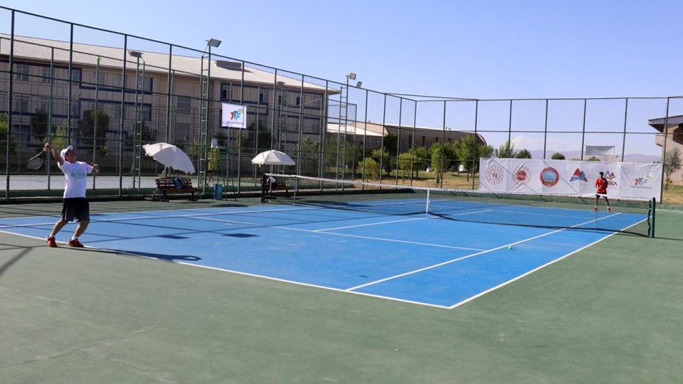“Geleneksel 2. Ağrı Dağı Tenis Turnuvası” başladı