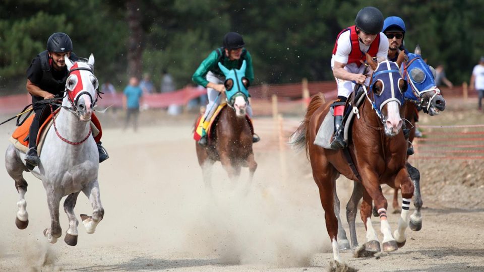 Kastamonu’da Atatürk ve İstiklal Kupası At Yarışları düzenlendi