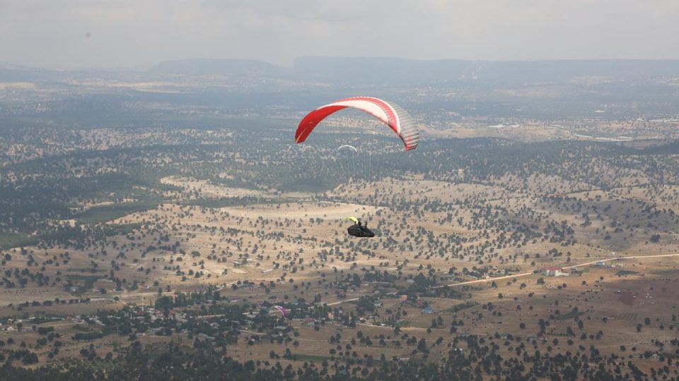 Mersin’de uçuş tutkunları paraşüt şenliğinde buluştu