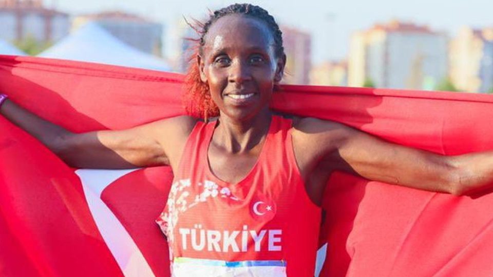 Milli sporcu Yasemin Can gümüş madalya kazandı