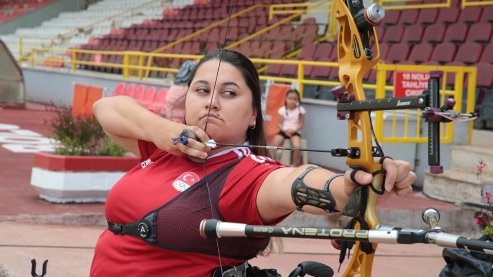 Şampiyon okçu Merve Nur Eroğlu’nun hedefi olimpiyat madalyası