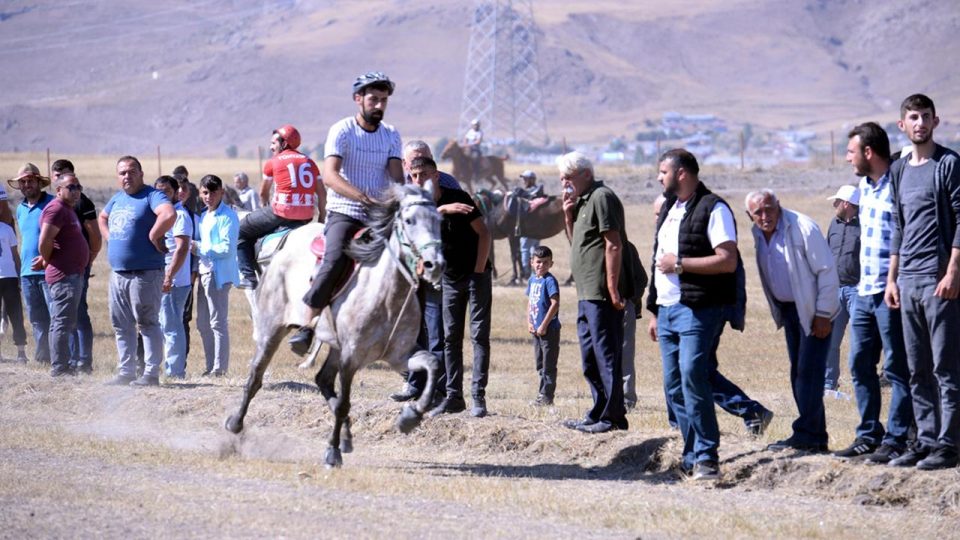 Ardahan’da rahvan atları yarıştı
