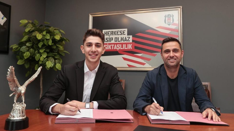 Beşiktaş genç oyuncu ile profesyonel sözleşme imzaladı