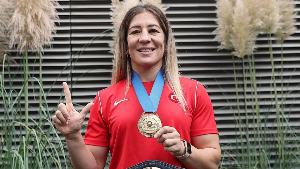 Dünya şampiyonu Yasemin Adar Yiğit yurda döndü