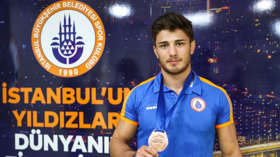Elindeki çatlağa rağmen vazgeçmedi, Dünya Güreş Şampiyonası’nda üçüncü oldu