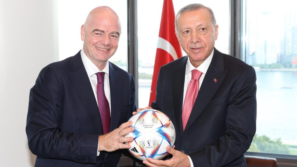 FIFA Başkanı Infantino’dan Cumhurbaşkanı Erdoğan’a özel hediye