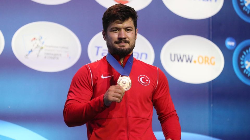 Milli güreşçi Ali Cengiz dünya üçüncüsü oldu