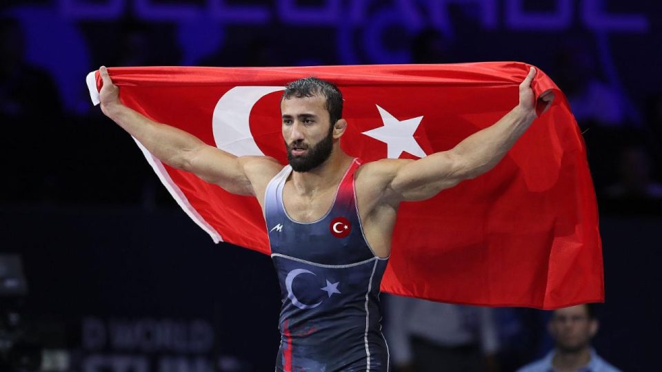 Milli güreşçi Burhan Akbudak dünya şampiyonu