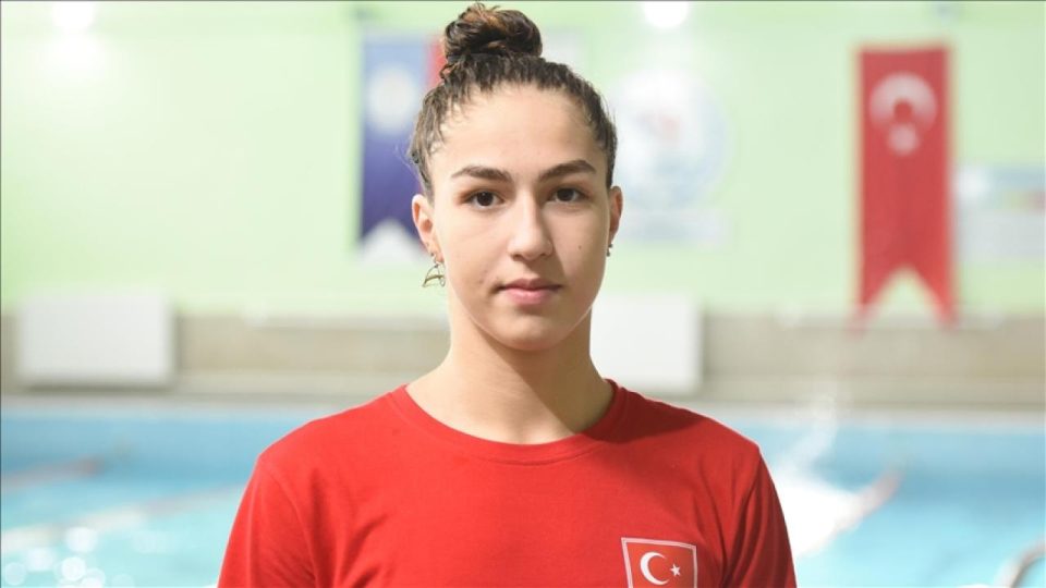 Milli yüzücü Burcunaz Narin gümüş madalya kazandı