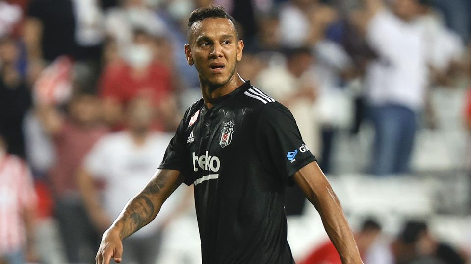 Saldırgan taraftara tepkisinden sonra kırmızı kart gören Josef de Souza’dan açıklama