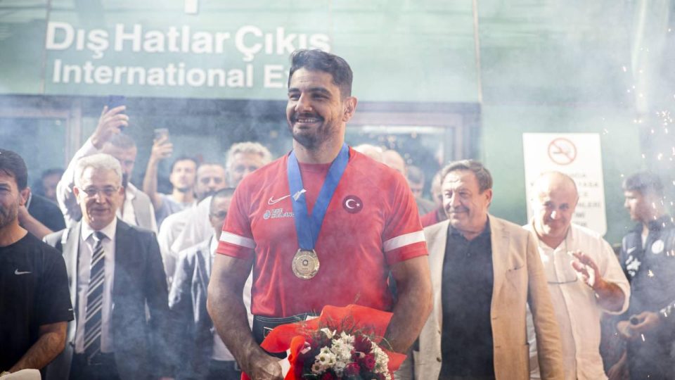 Taha Akgül Ankara’da çiçeklerle karşılandı