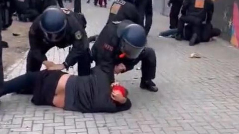 Almanya’da taraftara şiddet uygulayan polis hakkında soruşturma
