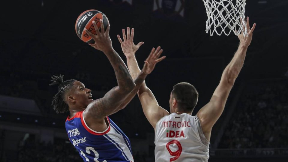 Anadolu Efes sezona galibiyetle başladı