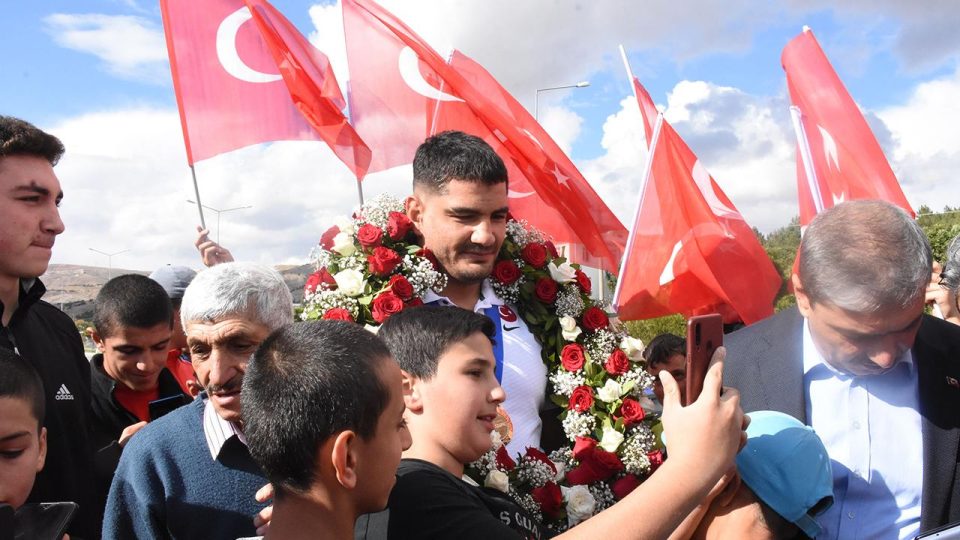 Milli güreşçi Taha Akgül Sivas’ta çiçeklerle karşılandı