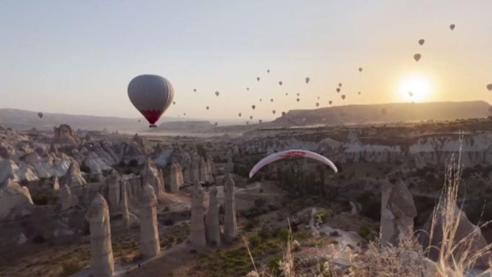 Fransız sporcu Kapadokya’da 2 bin 600 metre yükseklikteki balondan atladı