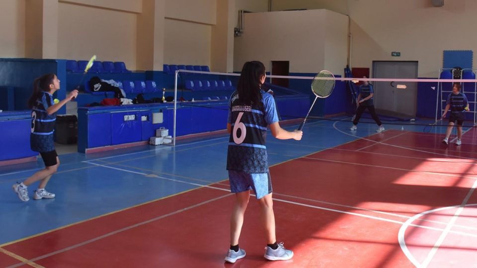 Kars’ın badmintoncu kızları başarıya raket sallıyor