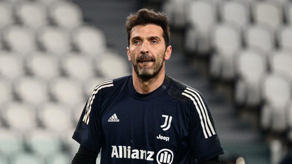 Gianluigi Buffon’dan depremzedelere imzalı eldiven desteği