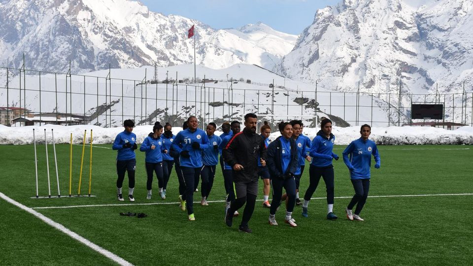 Hakkarigücü Kadın Futbol Takımı’ndan depremzedelere destek