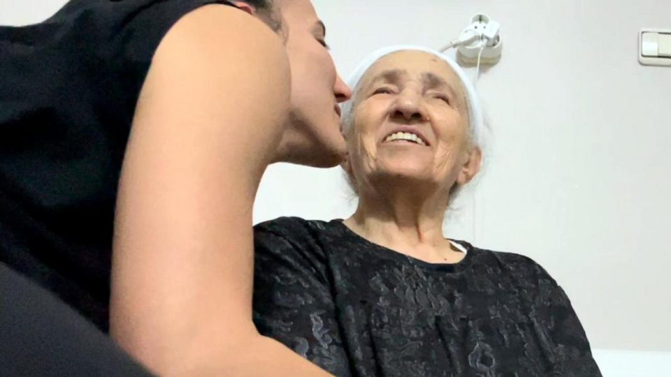 Milli basketbolcu ve babaannesinin son görüntüleri duygulandırdı: Herkes sevdiğine sarılsın