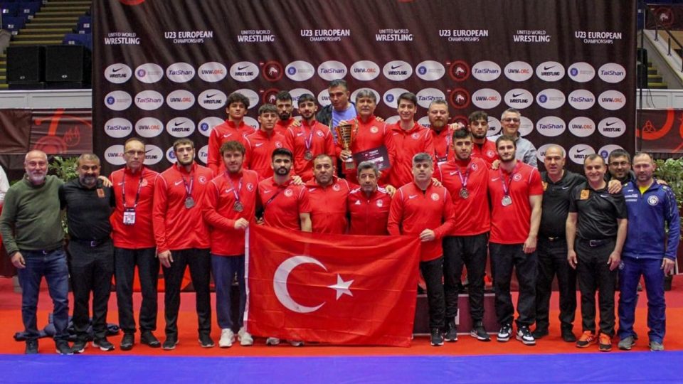 23 Yaş Altı Serbest Güreş Milli Takımı Avrupa ikincisi