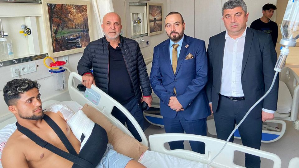Alanyaspor Başkanı Hasan Çavuşoğlu kazada yaralanan futbolcuları ziyaret etti