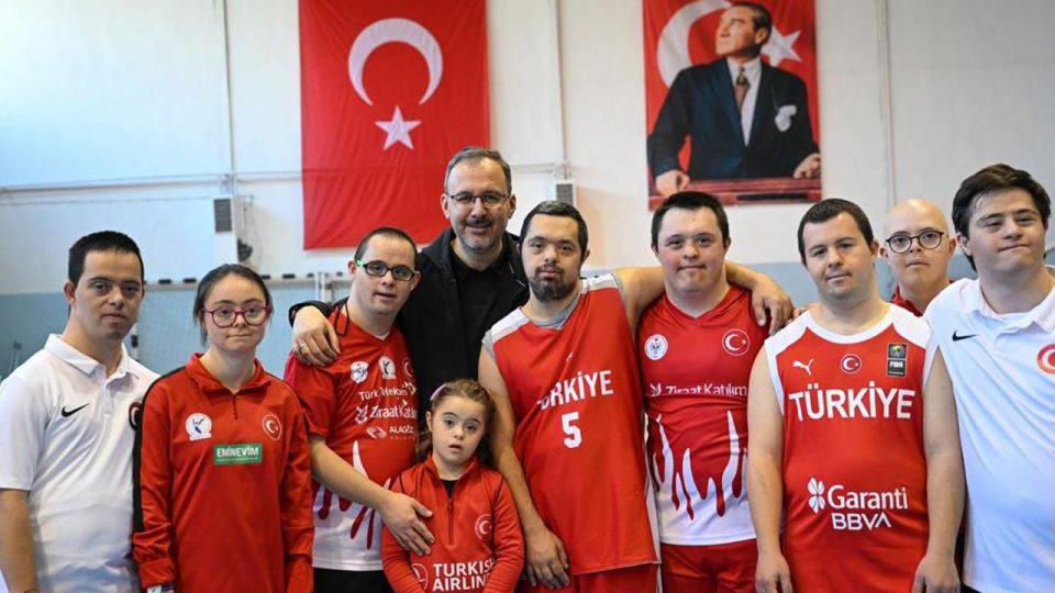 Bakan Kasapoğlu down sendromlu milli sporcularla basketbol oynadı