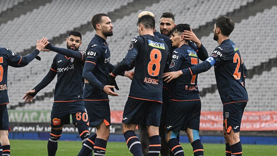 Başakşehir ligde üç maç sonra puan aldı