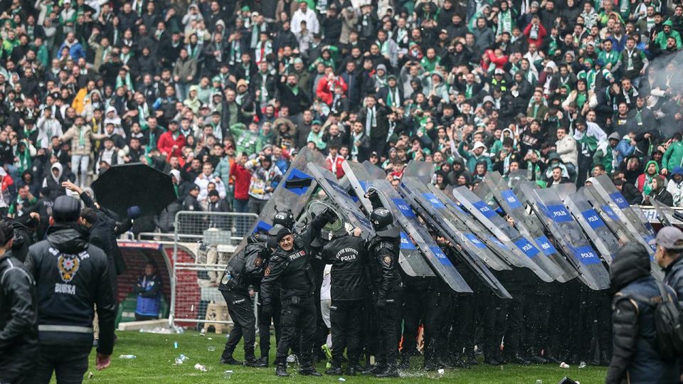 Bursaspor’a 9 maç seyircisiz oynama cezası verildi