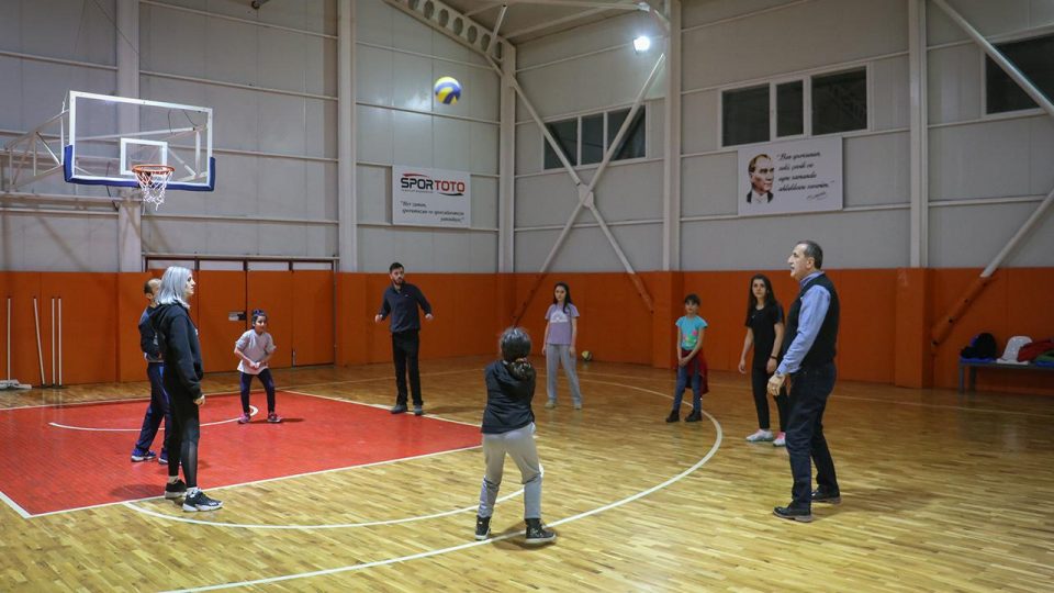 Depremzede çocukların yüzü sporla gülüyor