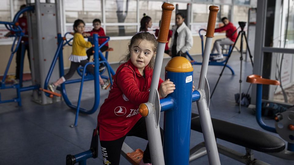 Down sendromlu çocuklar sporla sosyalleşiyor