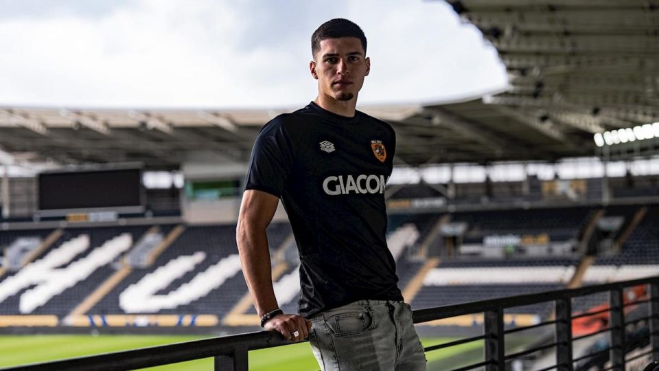Hull City Xavier Simons’un bonservisini aldı