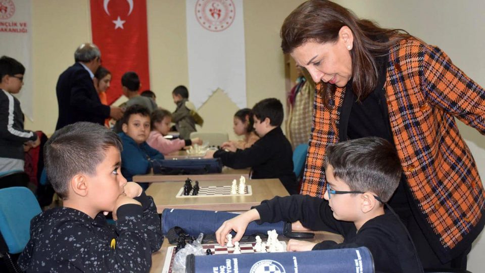 Karabük’teki depremzede çocuk ve gençlere satranç eğitimi veriliyor